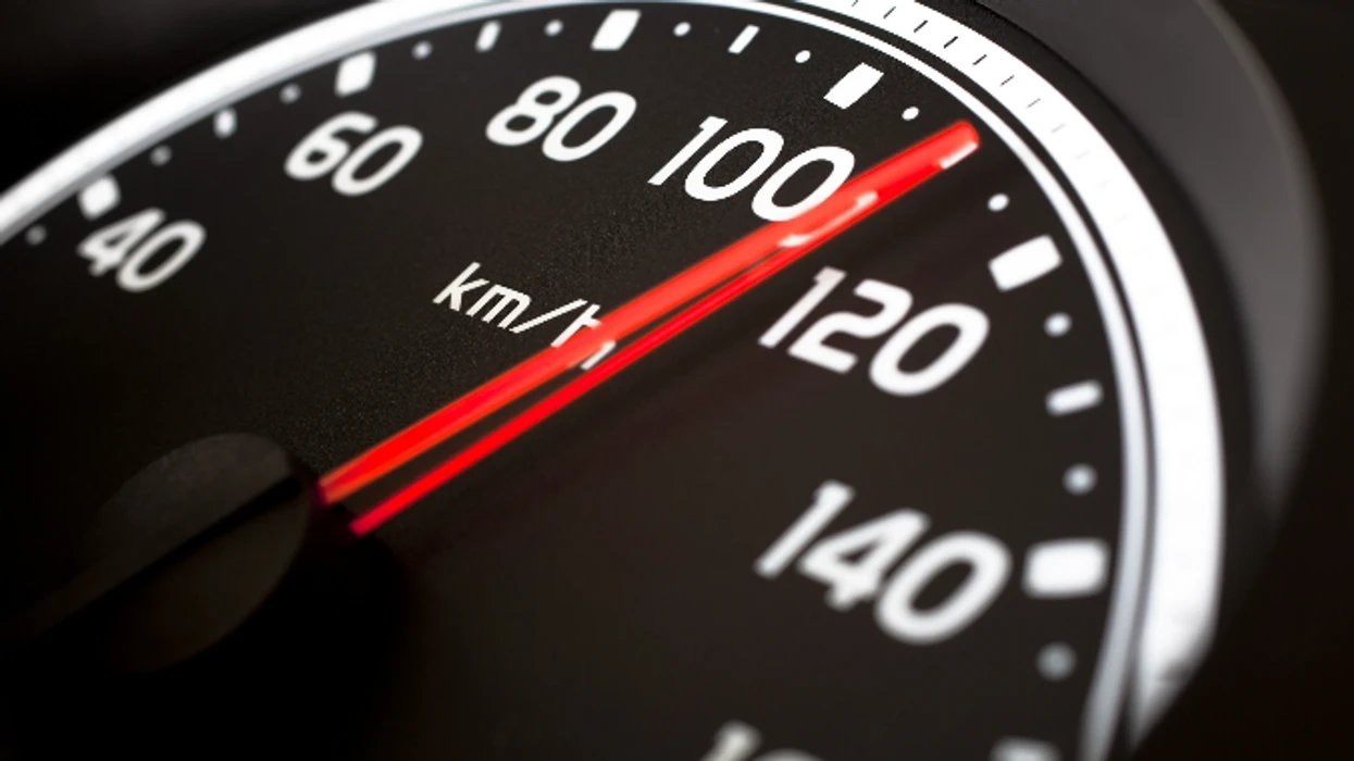 sa-mund-te-genjeje-matesi-i-shpejtesise-se-vetures-suaj