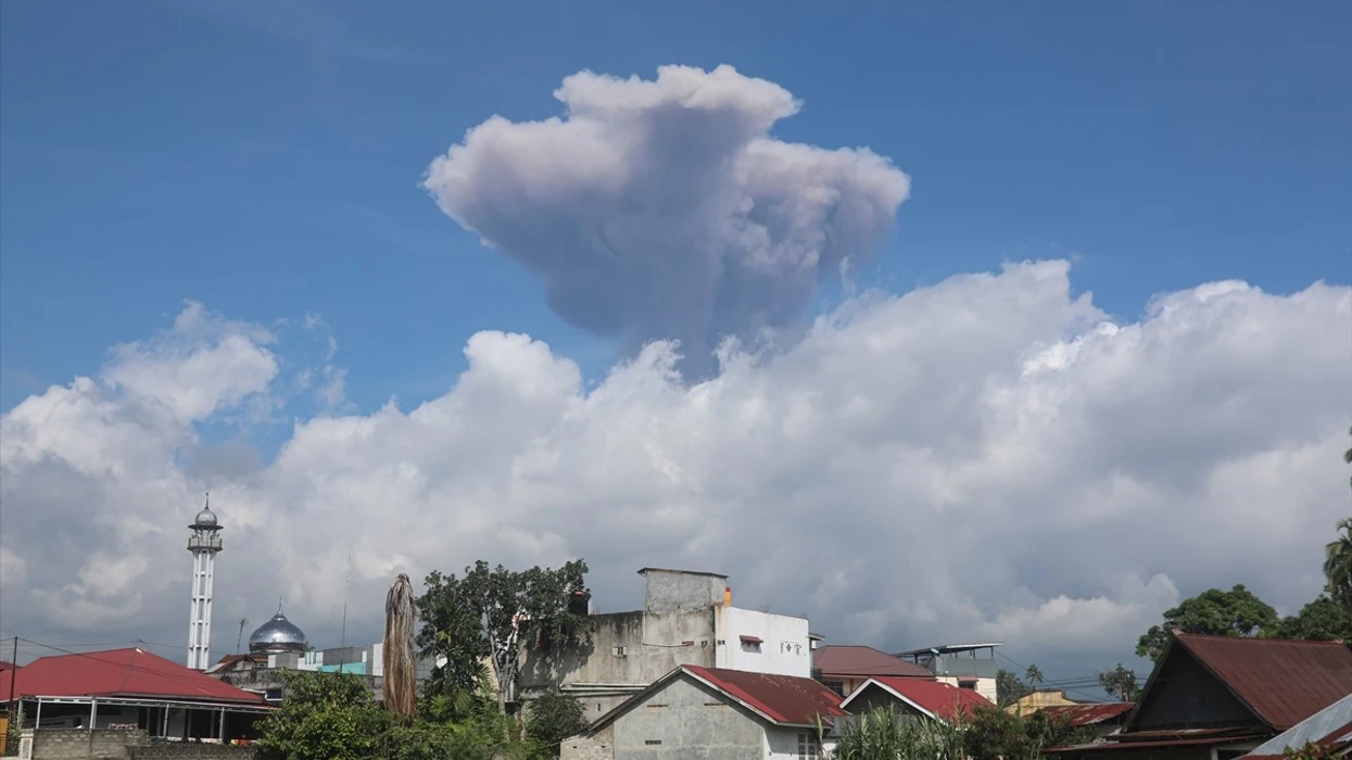 Shpërthen vullkani në Malin Merapi në Indonezi  lëshon hirin deri në 1 600 metra lartësi