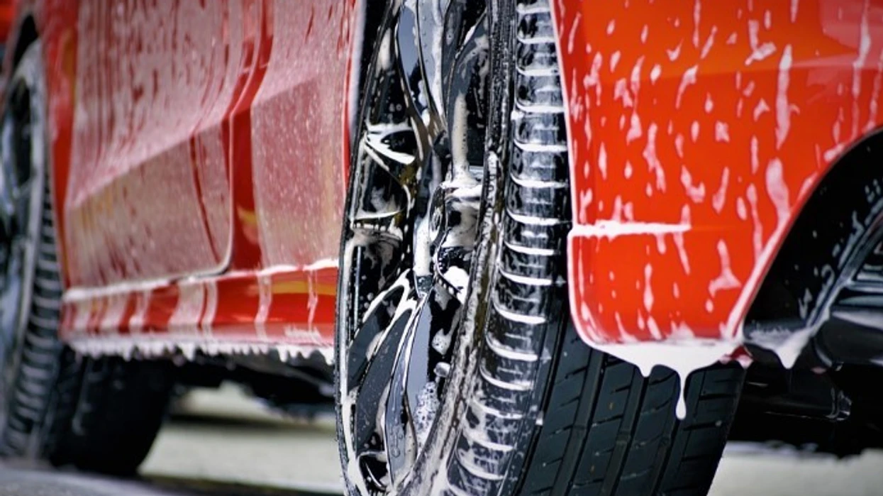 pse-nuk-eshte-mire-te-lahet-vetura-ne-temperatura-jashtezakonisht-te-uleta