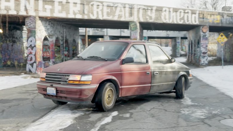 Një minivan që nuk di nëse të ecë përpara apo prapa  dhe pikërisht për këtë arsye është çmenduri e përsosur