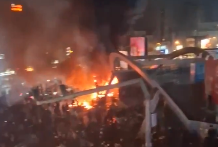 Televizioni iranian publikon pamje të djegies së Kuranit  raportohet për të plagosur dhe spitale të mbingarkuara