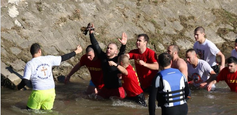 Martin Goxho kap kryqin e shenjtë në ujërat e ftohta të Liqenit të Ohrit