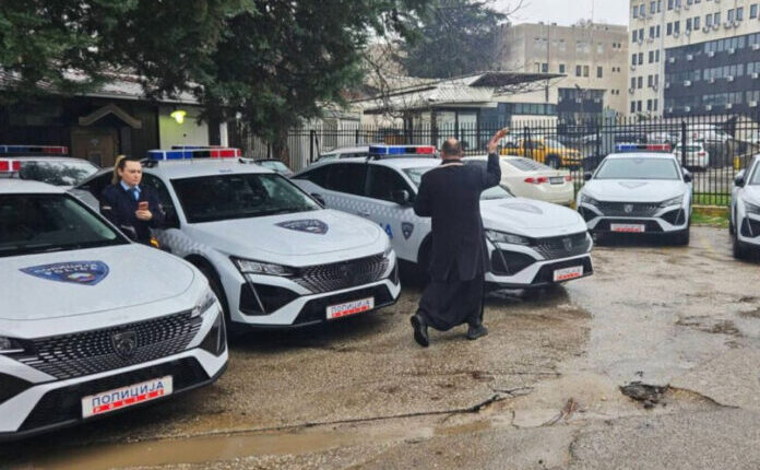 Spërkatja e veturave policore me ujë të bekuar ngjall reagime  MPB nis hetim