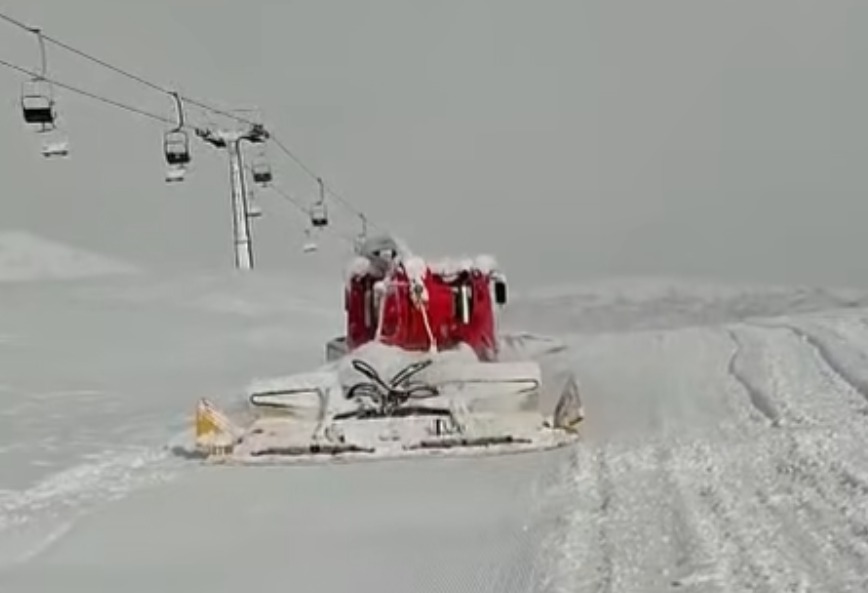 Motorë dëbore përgatitin pistat në Kodrën e Diellit   ka shumë borë  por askush nuk thotë se kur do të fillojë skijimi