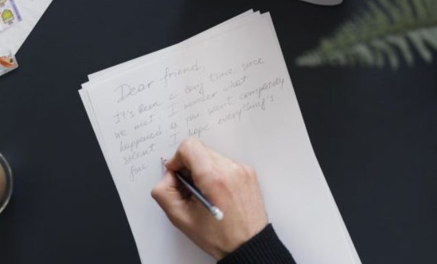 Shkrimi me dorë aktivizon më shumë pjesë të trurit dhe përmirëson kujtesën