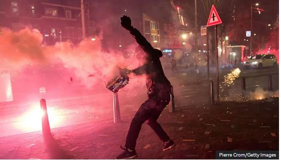 Policia holandeze përballet me dhunë  të paparë  të Vitit të Ri