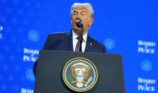 Bordi i Paqes  Trump nis fjalimin  përmend sërish ndaljen e luftërave  mes tyre Kosovë Serbi