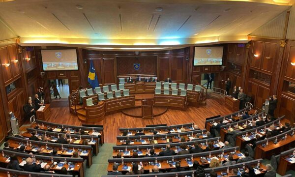 Kosovë  Me 118 vota pro formohet komisioni për verifikim të mandateve  deputetëve u jepen 15 minuta pauzë