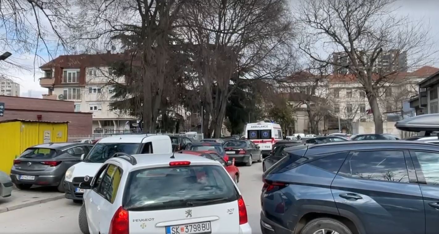 Kaosi në Klinikë bllokon Autoambulancën  qytetarët nuk shohin zgjidhje