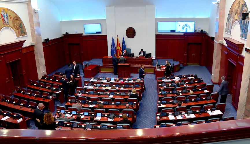 Kuvend  përplasje për nëpunësit shqiptarë të larguar nga Stoillkoviqi