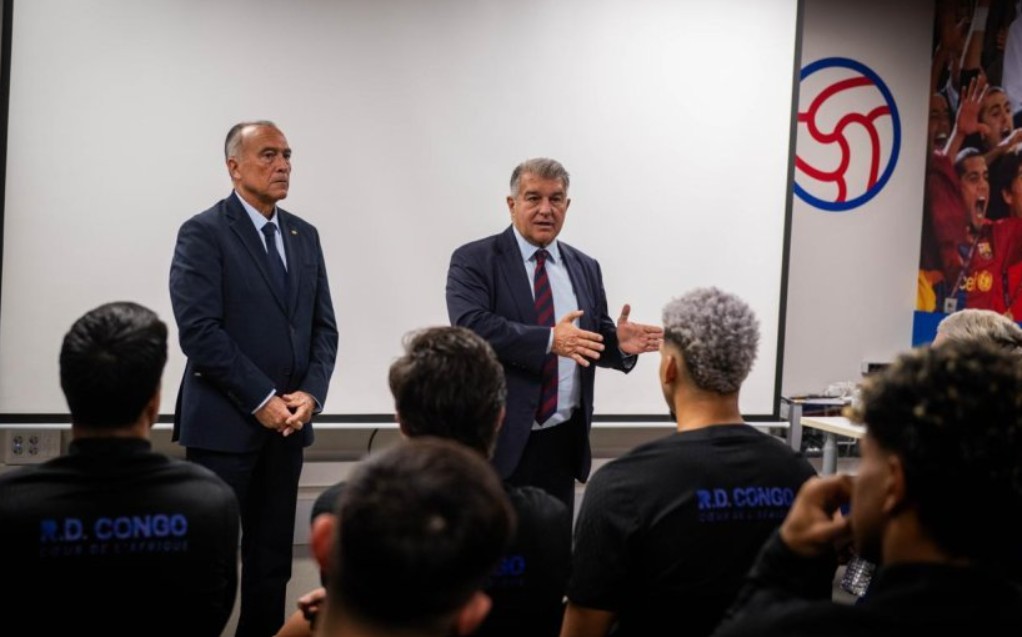 Laporta viziton futbollistët dhe përshëndetet me stafin e Barcelonës