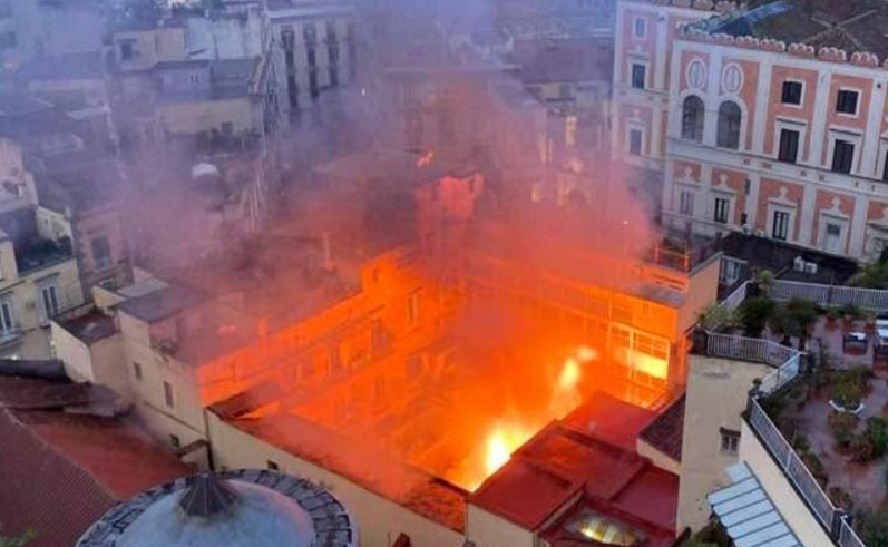 Zjarr masiv në teatrin historik  Sanazzaro  në Napoli  evakuohen banorët