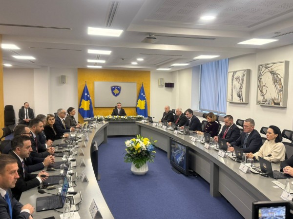 Kurti  Përfaqësuesit e shpalljes së pavarësisë sot po mbahen padrejtësisht në Hagë