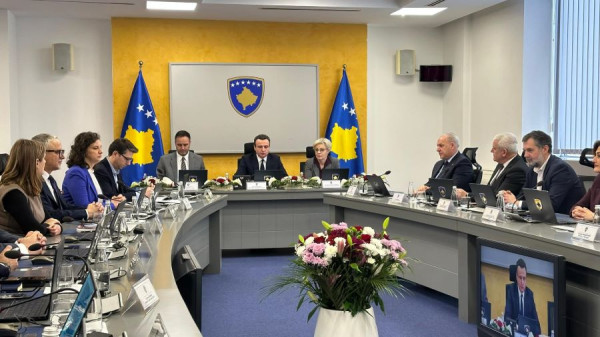 Partitë opozitare në Kosovë janë duke pritur që Kryeministri Kurti t i ftojë në takim