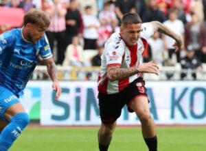 Sulmuesi i kombëtares së Shqipërisë aksidentohet me makinë