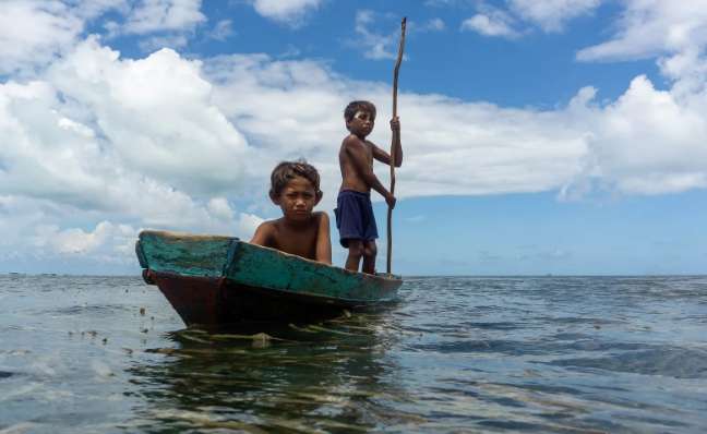 Pa pasaportë  pa tokë  vetëm det   mënyra si mbijetojnë këta njerëz është e pabesueshme 