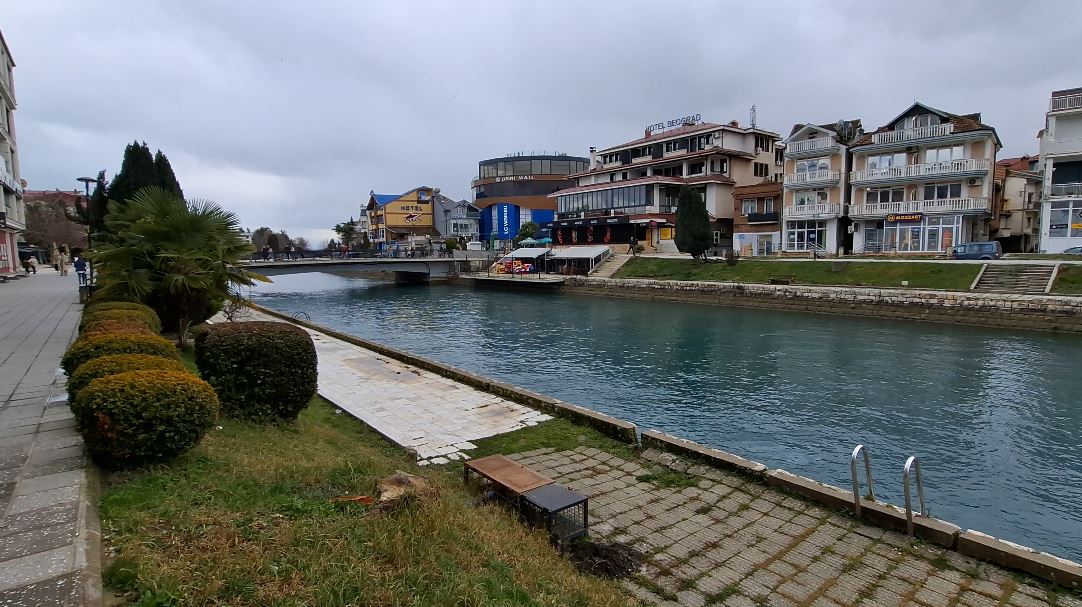 Problemi me ujin në Strugë po merr dimension politik  Qyra akuzon Selën