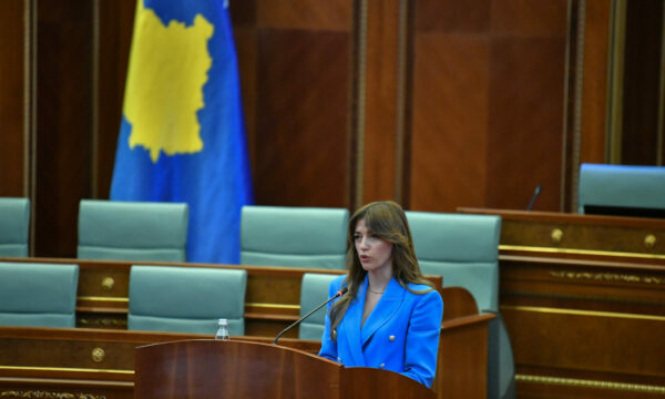 Pas dhjetëra dështimesh vitin e kaluar  Albulena Haxhiu zgjidhet kryetare e Kuvendit me 66 vota pro