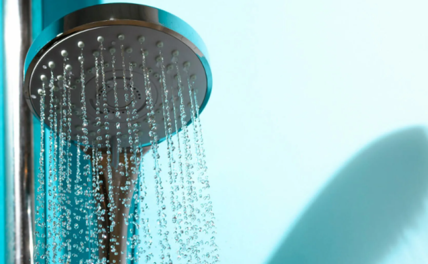 ne-mengjes-apo-ne-mbremje-ekspertet-ja-kur-rekomandohet-te-behet-dush