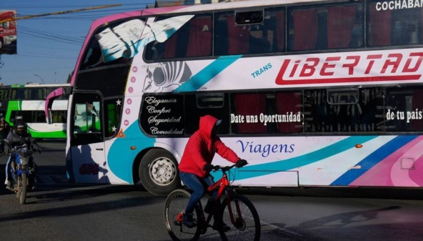 tragjedi-ne-bolivi-autobusi-bie-nga-shkembi-humbin-jeten-14-persona