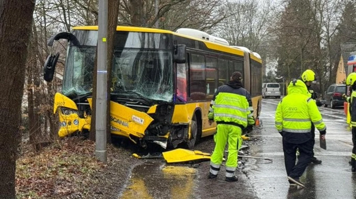 Raportohet për 12 të lënduar  pasi një autobus u përplas me disa makina dhe përfundoi në një pemë në Berlin të Gjermanisë