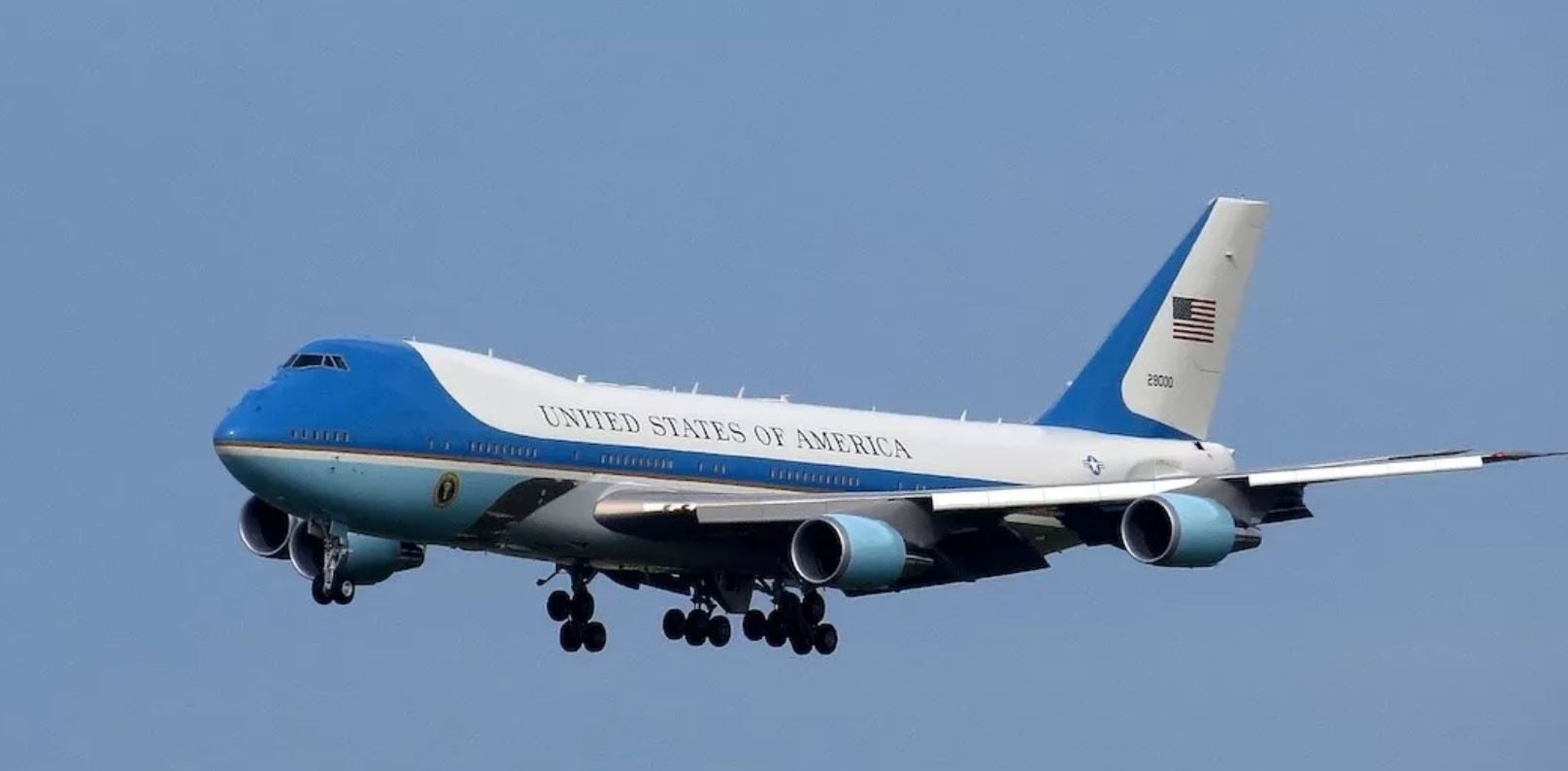 Air Force One ndryshon pamjen pas 60 vitesh  Epoka e ngjyrës blu të Kennedy t zëvendësohet me dizajnin e ri trengjyrësh të Trump