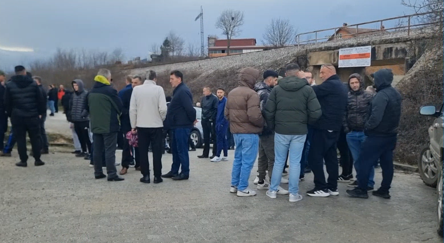 Rreth njëqind banorë nga disa fshatra të Kërçovës protestuan kundër ndërtimit të një deponie të përkohshme