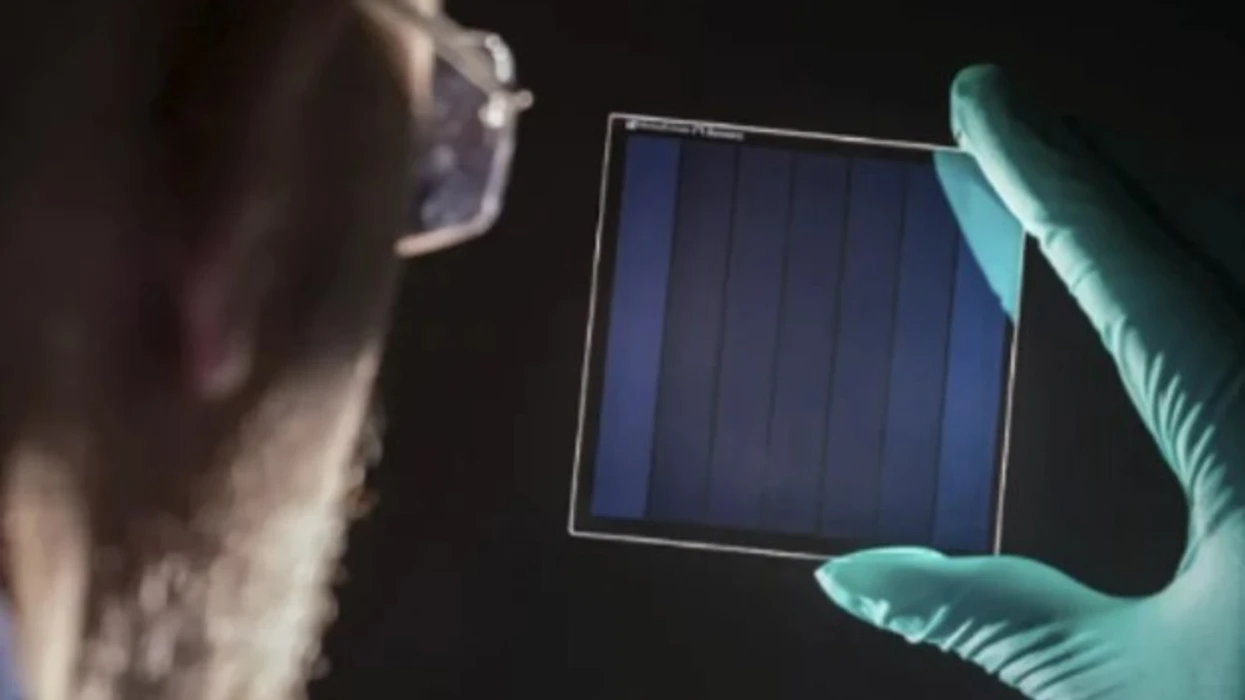 microsoft-zhvillon-pllaka-qelqi-qe-mund-te-ruajne-te-dhena-per-10-mije-vjet