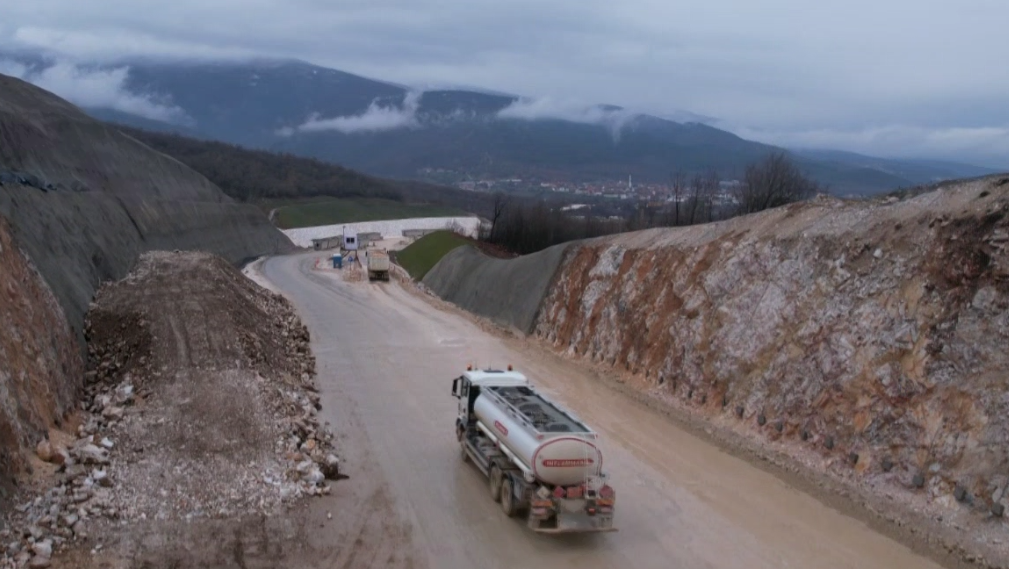 Delegacion qeveritar bashkë me përfaqësues të SHBA së  kryen mbikëqyrje në punët ndërtimore që po zhvillohen përgjatë korridorit 8