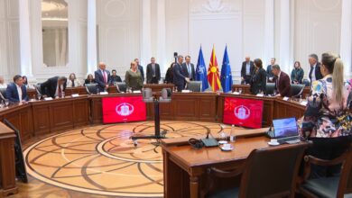 Konferencë e përbashkët e kryeministrit Hristijan Mickoski, ministres së Arsimit Vesna Janevska dhe rektorët e universiteteve shtetërore, foto Alsat