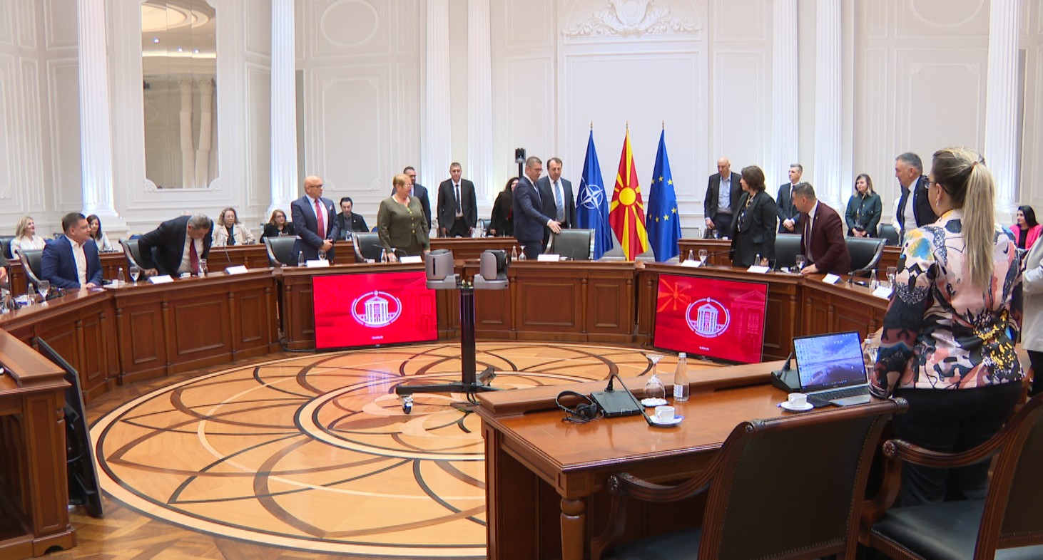 Konferencë e përbashkët e kryeministrit Hristijan Mickoski, ministres së Arsimit Vesna Janevska dhe rektorët e universiteteve shtetërore, foto Alsat