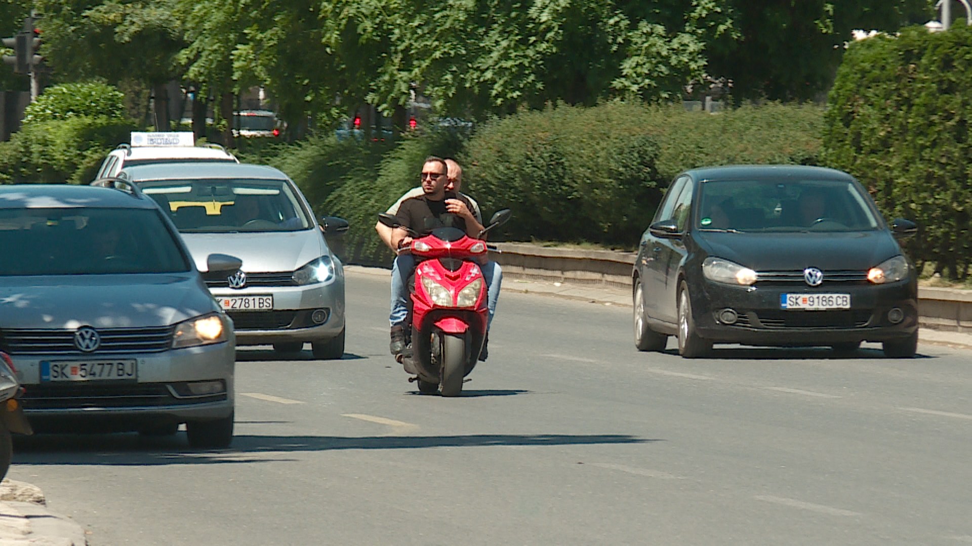 Motoçiklistë pa helmeta