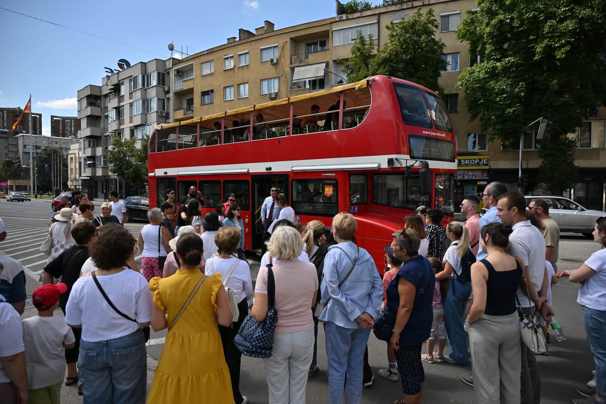 Qyteti i Shkupit organizoi shëtitje falas me autobus panoramik në 63 vjetorin e tërmetit
