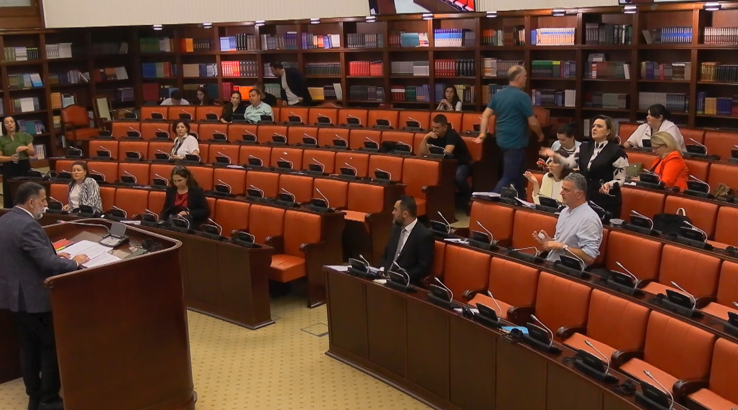 perplasje-mes-deputeteve-mbi-pakon-e-ligjeve-per-arsim-te-larte