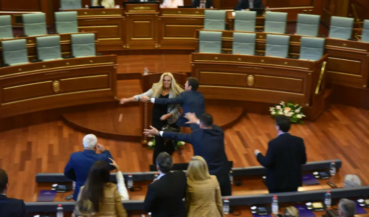 Kurti goditet me vezë në Kuvend  vazhdojnë përplasjet politike